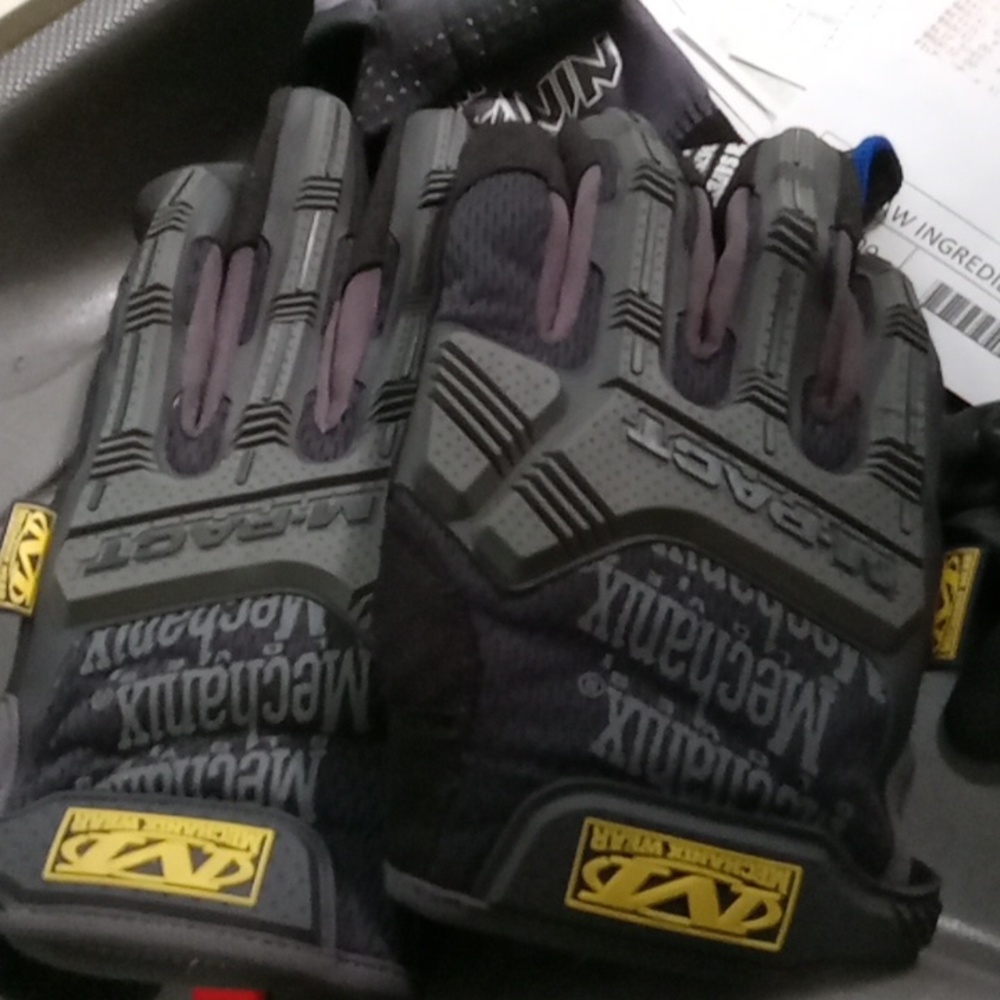 Gloves 🧤 - Picture 2 of 2